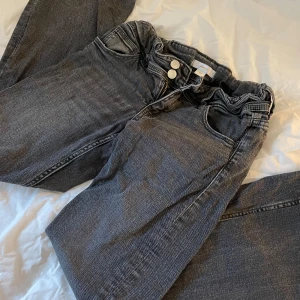 Grå jeans från Gina Tricot - Snygga grå jeans från Gina Tricot med knappar. Det är i storlek 152, säljer för de är för små. 