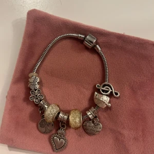 Pandora liknande armband  - Armband inspirerat av Pandora, inte äkta! Använt fåtal gånger så fint skick!