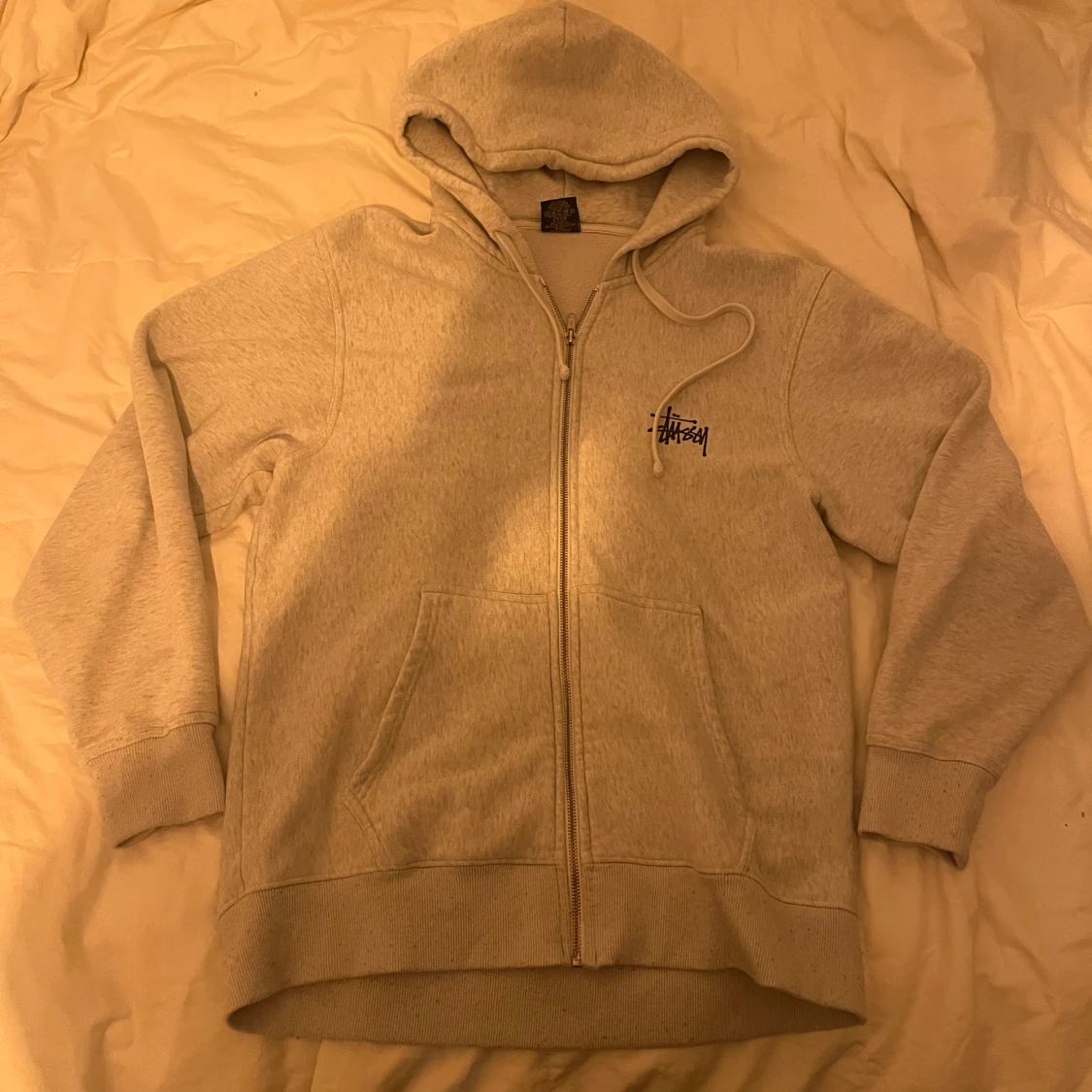 Grå hoodie från Stüssy