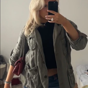 Röd Kurt Geiger väska - Säljer min fina Kurt Geiger väska då den tyvärr inte kommer till användning längre! Tycker den passar till allt och verkligen gör varje outfit lite snyggare!! köpte den för 1815 kr men säljer för 1100 då den ändå är i använt skick ❤️