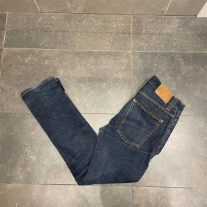 Nudie jeans - Säljer dessa nudie jeans. Riktigt fräscha och dem har inga defekter. Storleken är W32 L32. Nypris ligger på 1600. Modellen är grim Tim. Sedan om ni har någon fråga så e det bara att skriva!!!