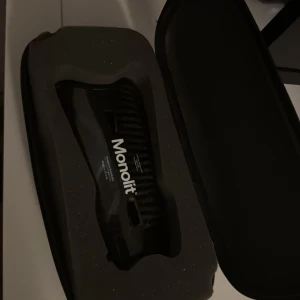 Monolite benskydd 14cm - Jag har helt ny monolit benskydd 14CM för 550kr själva monolit hemsida kostar dem 749kr mitt pris är 550kr har använd dem några gånger bra passform och håller sig riktigt bra 