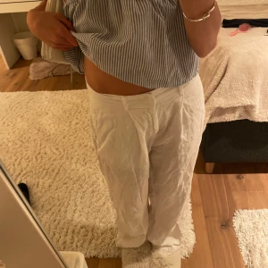 Vita linnebyxor - Snygga vita linnebyxor som jag bara har använt en gång💘 de är i ett bra skick och är lite längre i benen☺️