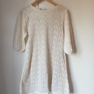 Zara klänning - Säljer min söta stickade klänning från Sara. Den är i mycket bra skick, använd ett fåtal gånger. Den är i storlek S/36. Skriv gärna över funderingar