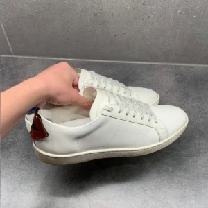 Vita sneakers från Saint Laurent - Snygga vita sneakers från Saint Laurent med unika detaljer storlek 41,5 