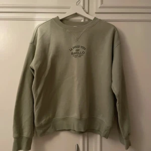 Sweatshirt  - Grön sweatshirt från hm i väldigt bra skick, storlek S men passar även M 