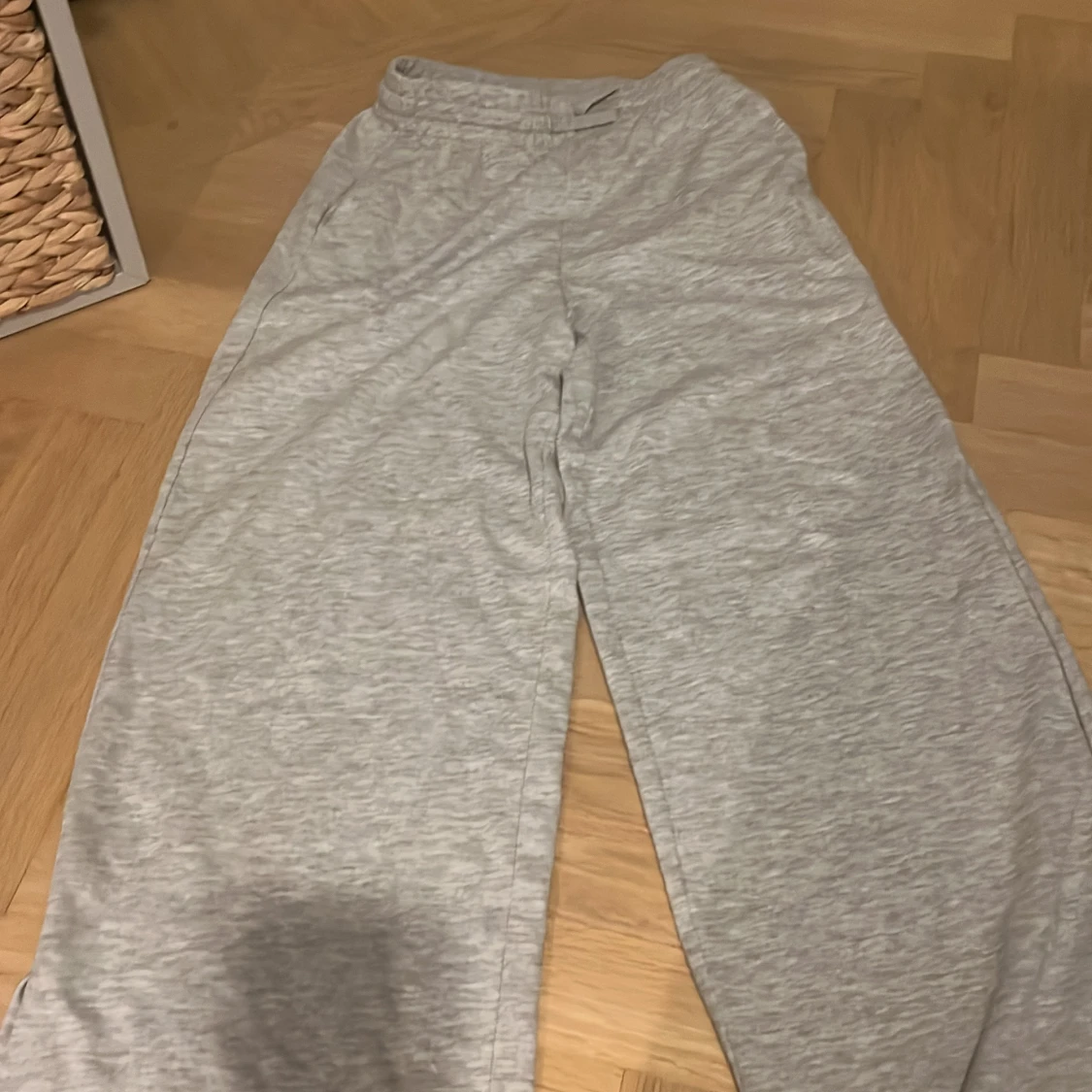 Grå mjukisbyxor från H&M - 1