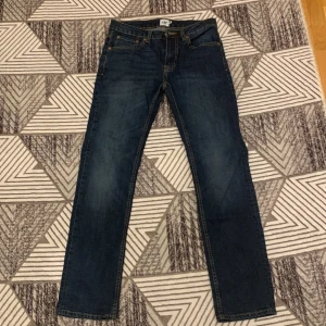 Mörkblå jeans från 157 - Snygga mörkblå jeans från 157 med klassisk femficksdesign och kontrastsömmar. Perfekta för en avslappnad stil. De har en rak passform och är tillverkade i slitstarkt denim.