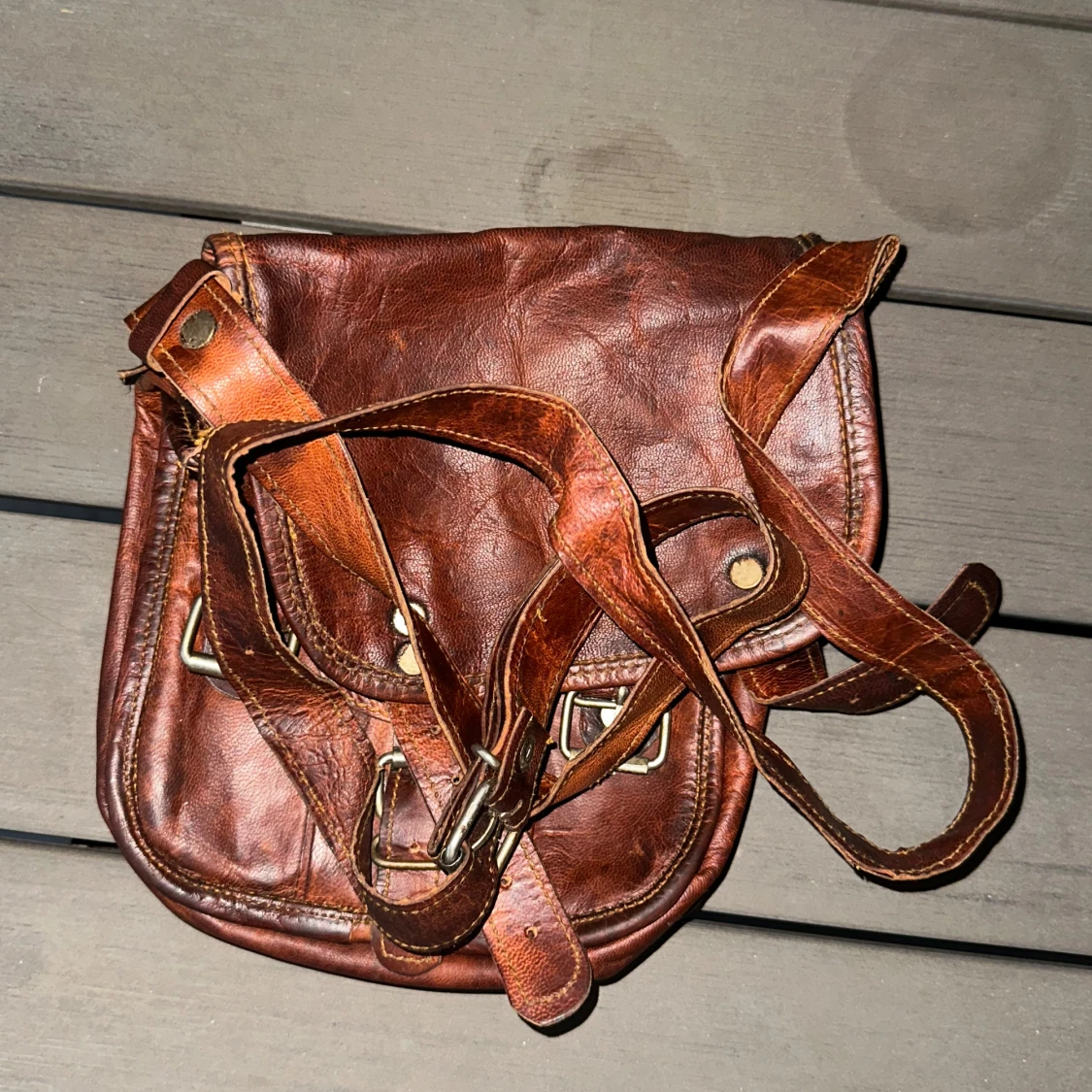 Brun skinnväska med spännen - 2