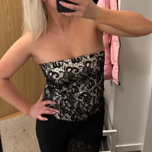 Festtopp - Snyggaste bandeau toppen, passar storlek S😍 finns en dragkedja på sidan. Köpt secondhand men fortfarande fint skick!