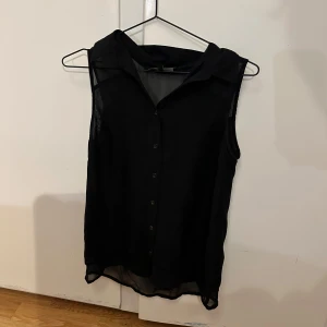 Svart blus  - Svart blus från märket ”Zoul”. Blusen är i fint skick, storlek 34