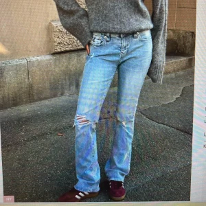 True religion jeans - LÄGG BARA PRISFÖRSLAG OM DU ÄR VILLIG ATT KÖPA DIREKT.                          Hej! Inga defekter då  dem är helt nya. Ny pris: 1299 Om ni har frågor är det bara att fråga!