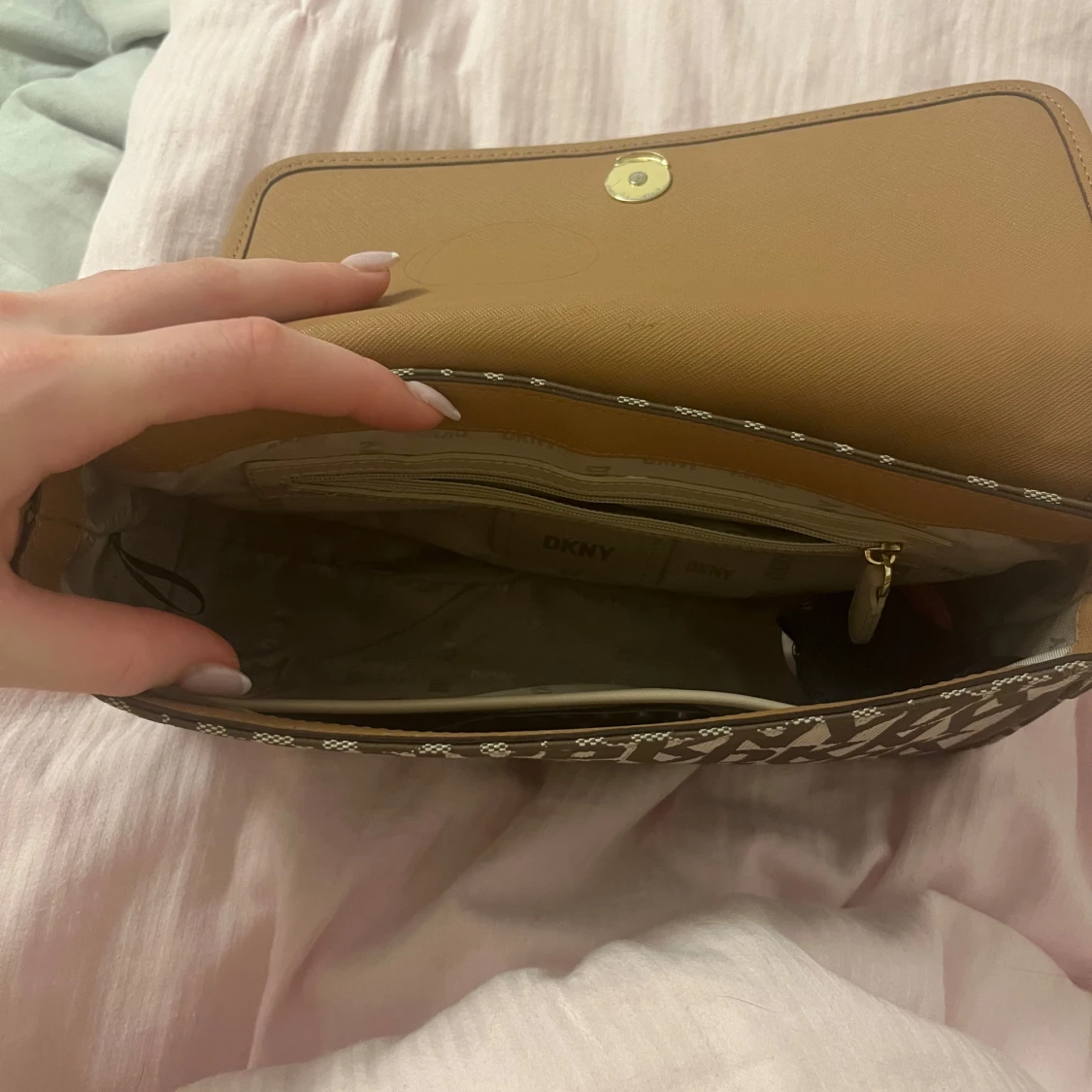 Brun axelväska från DKNY - 3