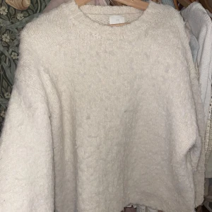 Stickad tröja - Viral stickad Tröja ifrån Hm. Aldrig använd, nytt skick men köpt ifrån ca ett halvår sen. Skriv för flera frågor❤️❤️