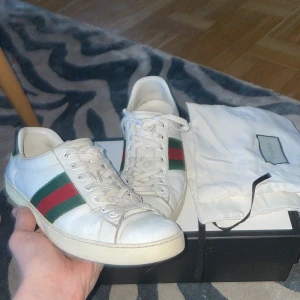 Gucci Ace skor - Tjena! Säljer dessa snygga Gucci Ace skorna till ett mycket bra pris! Skick 7/10 box och dustbags ingår. Legitcheckade✅ Hör av er om ni undrar något!