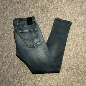 Replay anbass hyperflex  - Säljer nu dessa feta replay jeans i anbass hyperflex🤩 feta slitningar i storlek 32:32, perfekt för en avslappnad stil! Nypris 1900kr. Pris kan diskuteras, skriv pm vid frågor😁