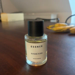 Essnce Sugar Kiss Eau de Parfum - Essnce Sugar Kiss. Sparsamt använd. God parfym men inte min doft! 