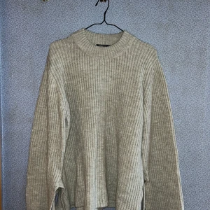 Beige ribbad tröja från Gina Tricot - Säljer en stilren beige ribbad tröja från Gina Tricot. Tröjan har en klassisk design med långa ärmar och rund halsringning. Perfekt för kyligare dagar och enkel att matcha med olika outfits. Hör av dig vid intresse! 😊