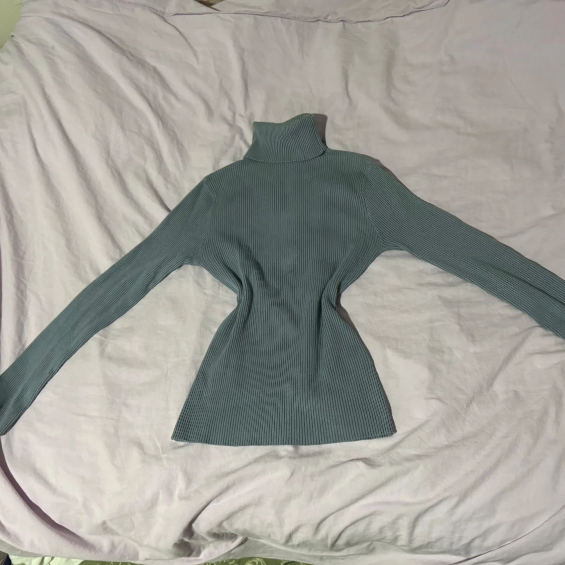 Grå ribbad polotröja