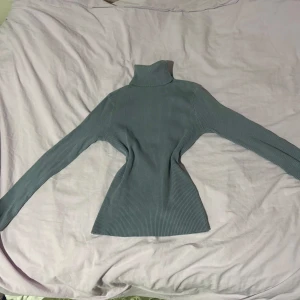Grå ribbad polotröja - Polo tröja, knappt använd.