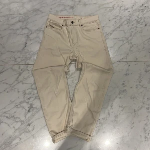 Beige jeans från Diesel - Snygga beige jeans från Diesel med klassisk femficksdesign och dragkedja. Perfekta för en stilren look. Märkeslappen på baksidan ger en autentisk touch. Orörda köpta från en diesel försäljare. dm för mått eller frågor. Pris kan lätt diskuteras vid snabb affär.