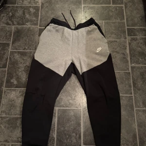 Grå och svarta mjukisbyxor från Nike - Använda 2-3 gånger mycket bra skick