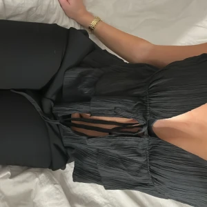 Svart topp - Svart topp som man knyter där fram, används ej