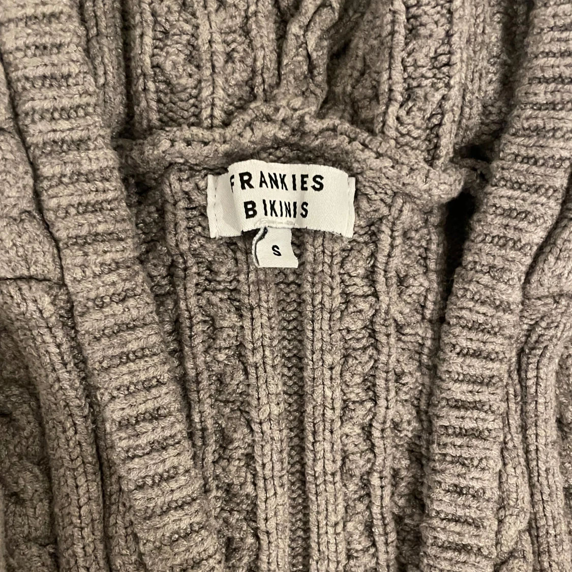 Grå stickad hoodie från Frankies Bikinis - 1