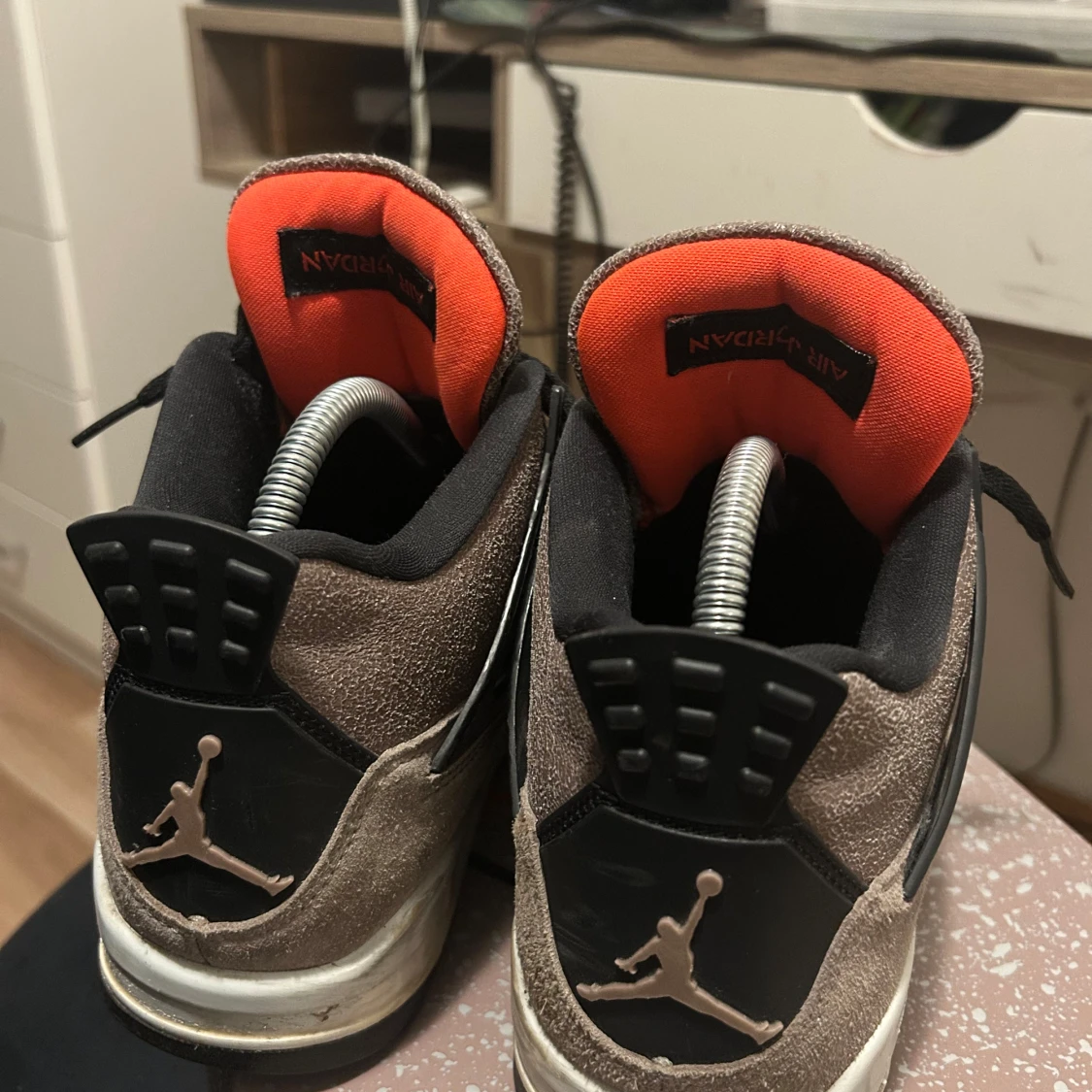 Bruna Nike Air Jordans med svarta detaljer - 2