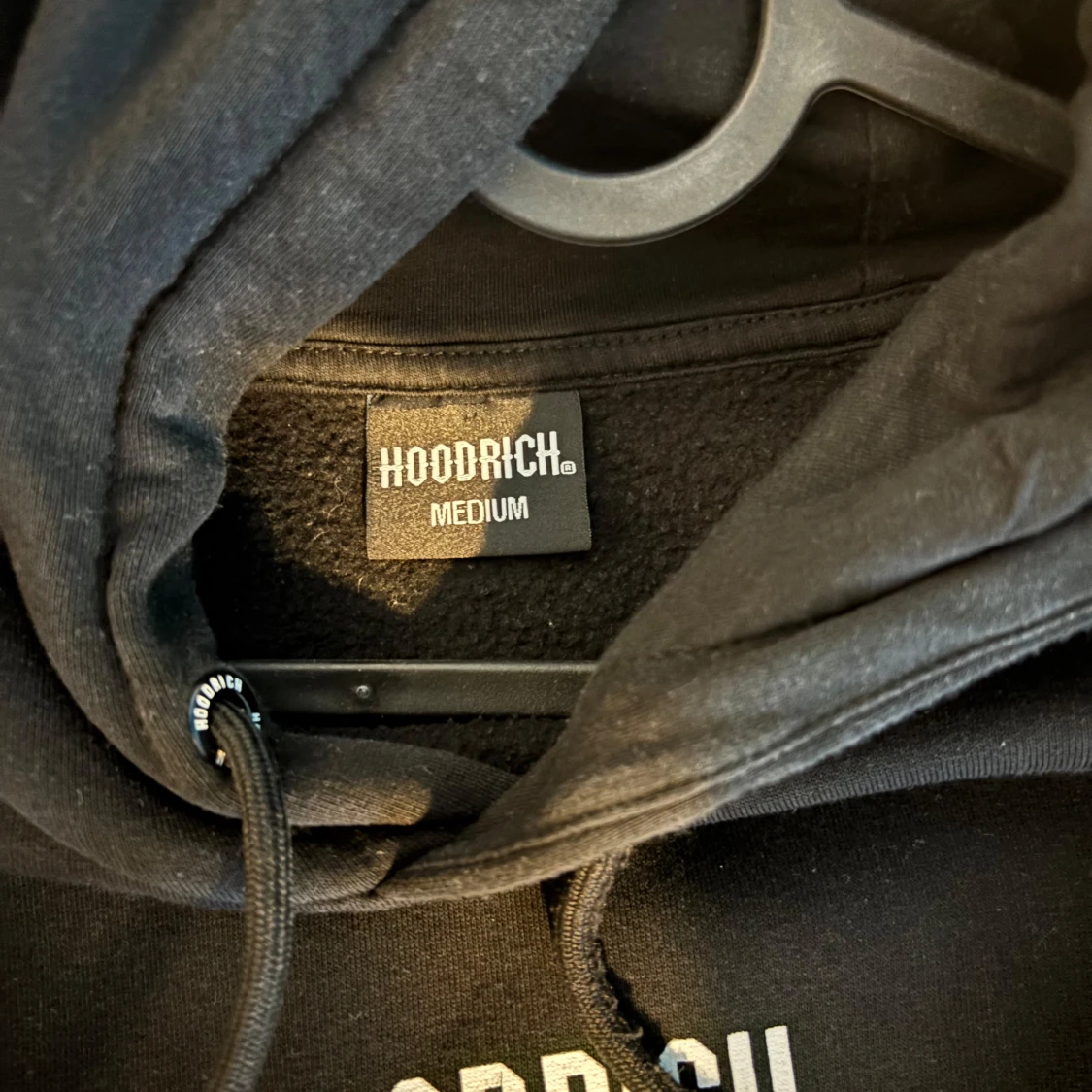 Svart hoodie från Hoodrich - 2