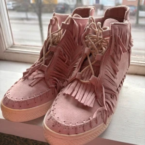 Rosa mocka sneakers med fransar - Snygga rosa sneakers i mocka med fransdetaljer och snörning. Skorna har kilklack!💘