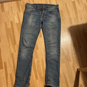  Nudie Jeans Grim Tim! - Säljer ett par snygga blå jeans från Nudie Jeans! Jeansen har en väldigt snygg wash och är i mycket bra skick. Passar till det mesta och är ett måste i garderoben!