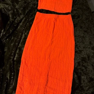 Orange kjol med matchande tubtopp - Snygg orange kjol med matchande tubtopp. 