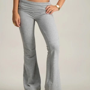 Mörkgråa yoga pants från gina young - Snygga grå, lowwaist yoga pants. Perfekta både för skolan och hemma. Byxorna har en lågmidjad design som ger en modern touch.