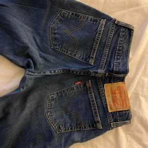 Blå bootcut jeans från Levi's - Snygga blå bootcut jeans från levis🌞🌞 Innerbenslängd: 88 cm