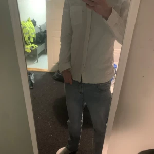 Levis skjorta - Säljer än fet Levis skjorta, bra att ha till sommarn, inga märker eller fläckar på skjortan skriv vid mer frågor 