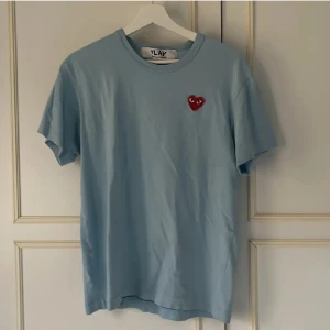 Ljusblå t-shirt från Comme des Garçons - Säljer en ljusblå t-shirt från Comme des Garçons. Säljer den då den inte passar på mig. Pris kan diskuteras
