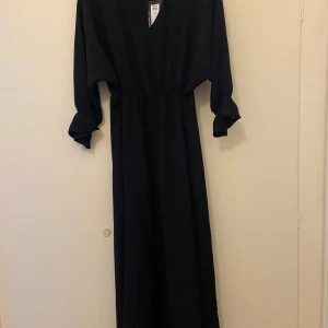 Svart långklänning från Pieces stl xs - Elegant svart långklänning från Pieces med v-ringning. Ny med prislappen kvar. 