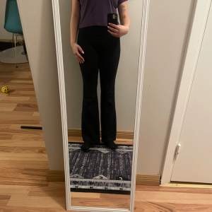 Säljer en snygg lila t-shirt från Adidas med korta ärmar och ett coolt tryck på framsidan. T-shirten har en öppen ryggdetalj som ger en unik touch. Perfekt för en avslappnad stil.