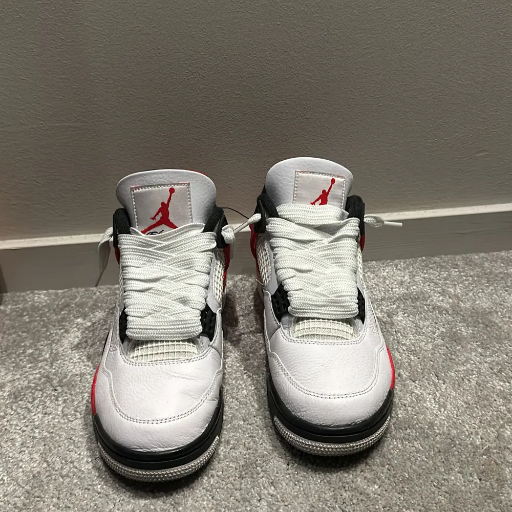 Snygga Nike Air Jordans i vitt med röda och svarta detaljer. Skick 10/10 helt nya, testade endast 1 gång. Ny pris 3000 mitt pris 750. Hör av er vid frågor. 🙌. Kengät.