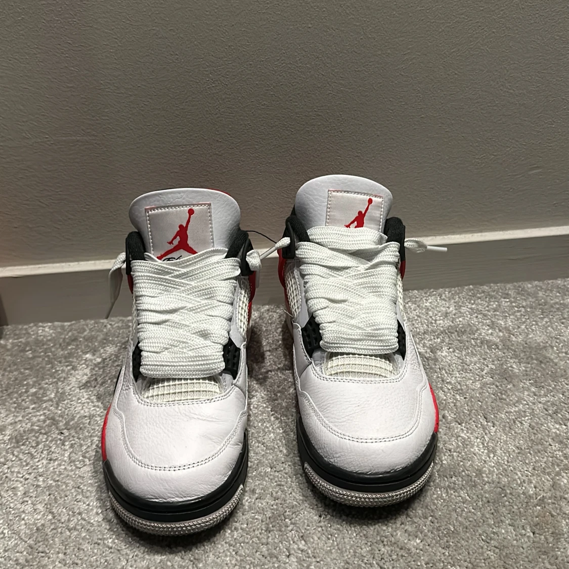 Nike Air Jordans i vitt och rött - 1