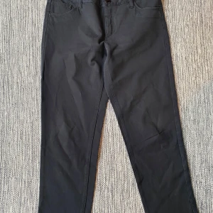 Svarta byxor från InWear strl 38 - Snygga svarta byxor från InWear i en klassisk design. Byxorna har en rak passform och är tillverkade i ett mjukt material som ger en bekväm känsla. Perfekta för en stilren look. Svarta jeans med 3/4 längd i strl 38 från Inwear, modell Pen-Oppis.  Endast använda vid ett par tillfällen och i väldigt fint begagnat skick.  Mått Midjan: ca 40 cm Längd från grenen och ner: ca 63 cm  52% bomull, 41% viskos och 7% elastan   Kommer från ett djur och rökfritt hem.