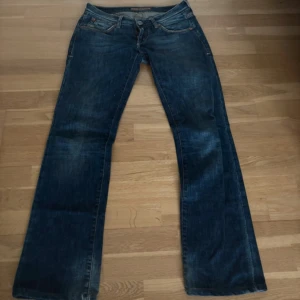 Blå lågmidjade jeans - Så fina super Lågmidjade jeans. Passar bada s/m. De har lite av den slitna looken på bakfickorna och vid dragkedjan. Det ska vara så. Dock så har de en liten slitning längre ner på benet som ej märks av.  Midjemätt tvärs över: 37-38 Innerbenslängd:79 Benbredd längst ner: 20 Grenhöjd 18. Kan sänka pris vid snabb affär