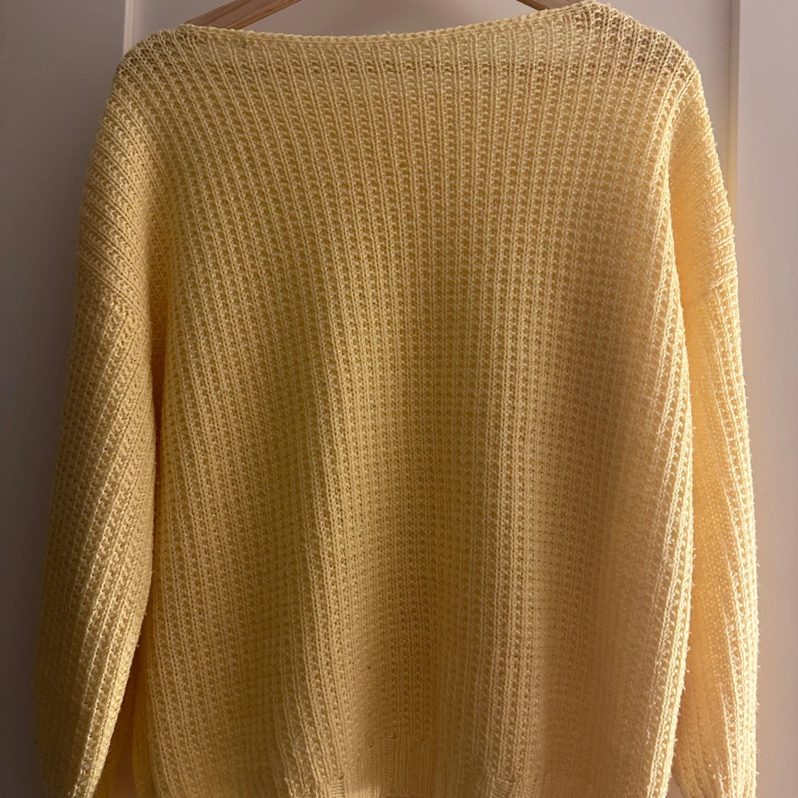 Gul stickad tröja