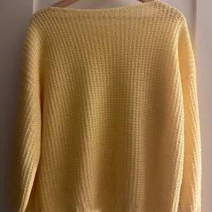 Gul stickad tröja - Säljer en mysig gul stickad tröja med långärmad design. Perfekt för kyligare dagar med sin mjuka och bekväma passform. Ett måste i garderoben för en stilren look. Märker är okänd