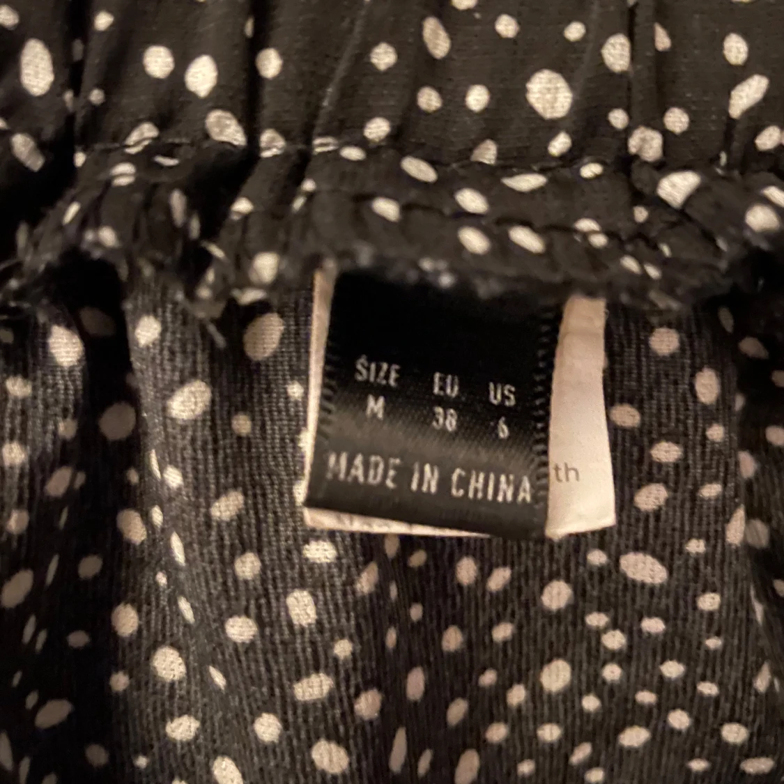 Svart prickig kjol - 3