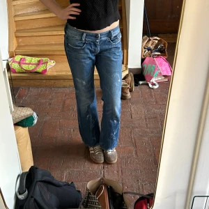 Blå jeans från Diesel - Säljer supersnygga lågmidjade jeansen från Diesel! De har en straight passform och är perfekta för en avslappnad stil. Jeansen har en cool tvättad look och är tillverkade i slitstarkt denim. Originala designen kommer med slitningar vilket är superfint! Det står att de är W31 L30 men tycker själv att de är ~W29. Jag är 173 och dom sitter bra i längden. Köpta för 850kr! 💕