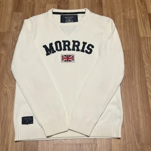 Stickad tröja från Morris  - Säljer en fin beige stickad tröja i storlek L. Har några ingrodda fläckar som bara syns när man kollar noga därav priset. Ställ frågor!😁😁🙌