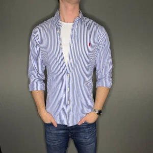 Ralph lauren skjorta - Hej säljer nu min fina Ralph Lauren skjorta i storlek M. Den är i bra och kommer vara otroligt snygg nu i vinter och framåt våren. Nypris cirka 1500kr! Vi kommer att sälja liknande produkter nu närmare våren så glöm inte följa profilen!🌊🍾