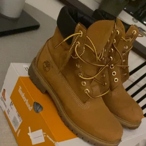 Klassiska 6inch timberlands - Klassiska timberlands i riktigt bra skick, även impregnerade. Använt kanske 3-4 gånger. Storlek 42 men dom passar 43 kanske t.o.m. 44. 
